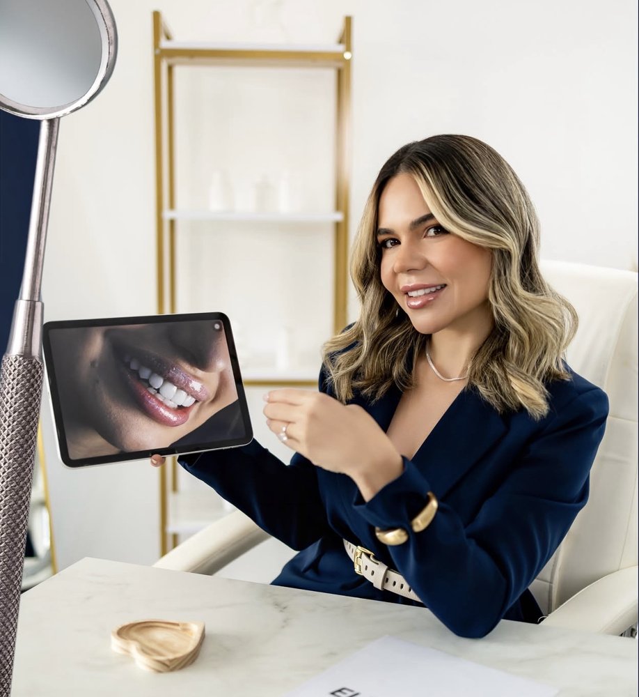 Doutora mostrando o planejamento do sorriso no tablet