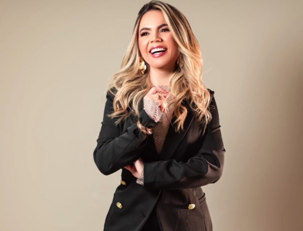 Dra. Moama Araujo sorrindo, de blazer preto