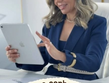 Dra. Moama apresentando um planejamento no tablet