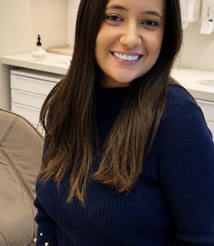 Paciente sorrindo no consultório