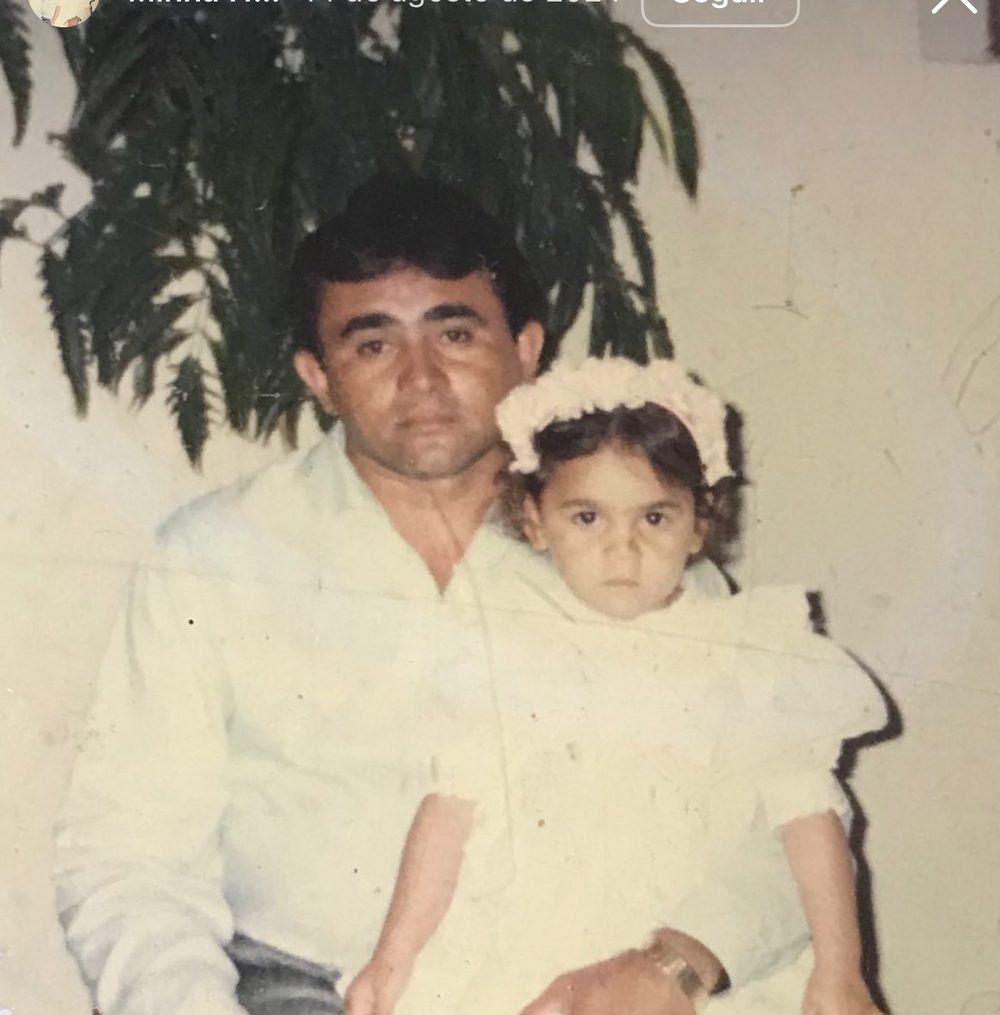 Foto antiga de Moama criança no colo do pai