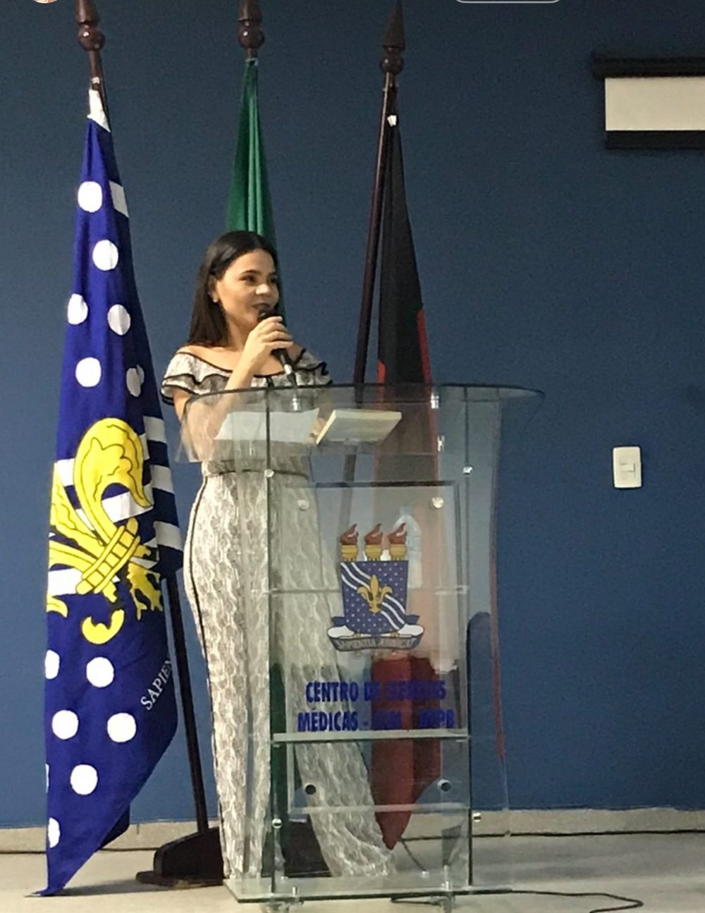 Moama discursando durante a graduação